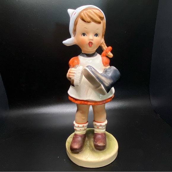 Vintage Rare Little Girl Shoe Polishing Collectible Figurine - Picture 1 of 8